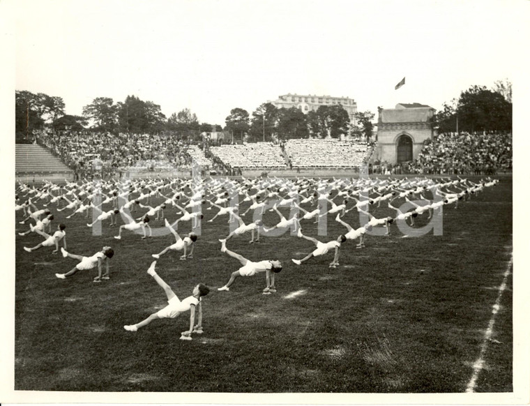 1937 MILANO ARENA CIVICA Saggio ginnico OPERA NAZIONALE BALILLA *Foto KEYSTONE