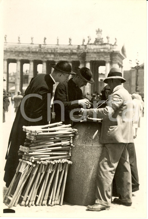 1929 ROMA Piazza SAN PIETRO Sacerdoti comprano medaglie a ricordo *Fotografia