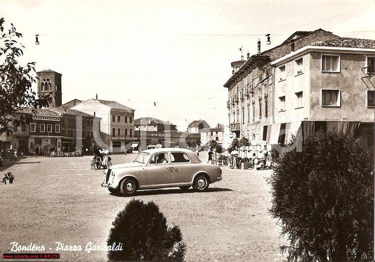 1950 circa BONDENO (FE) Veduta piazza GARIBALDI animata