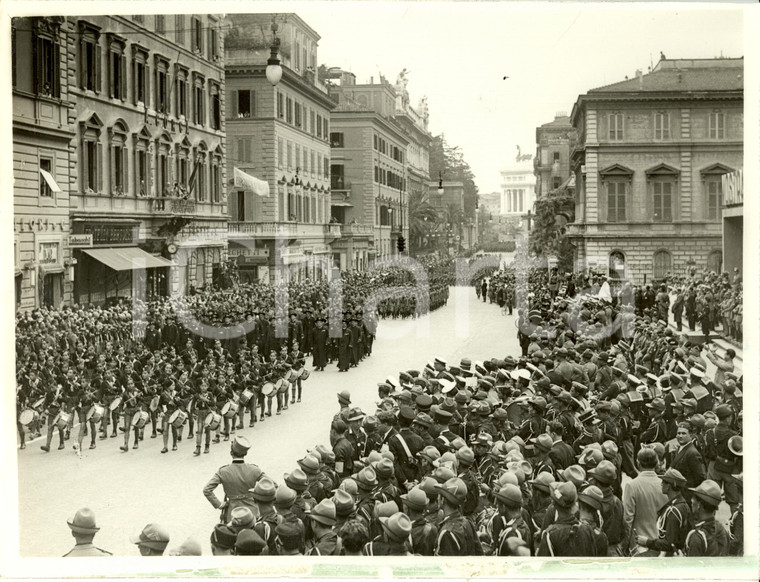 1933 ROMA Balilla e Avanguardisti sfilano davanti al Duce *Fotografia