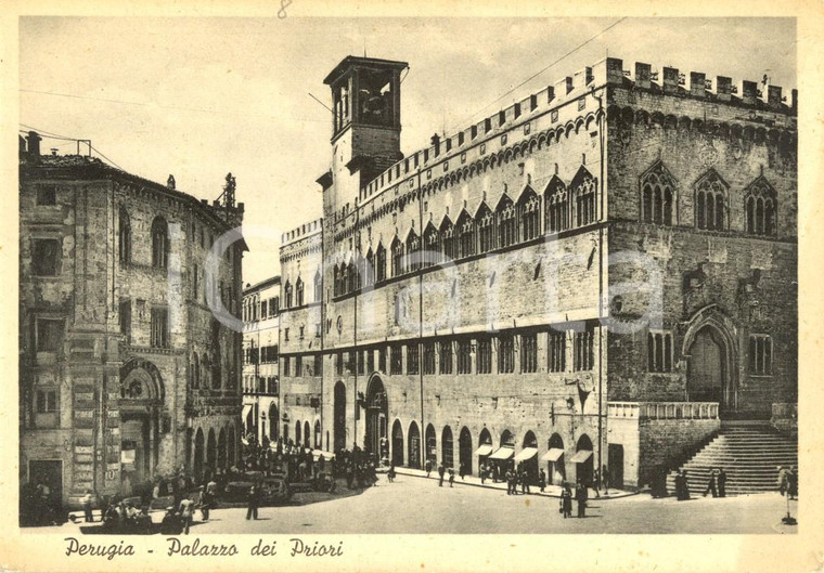 1940 ca PERUGIA Veduta del palazzo dei PRIORI *Cartolina postale ANIMATA FG NV