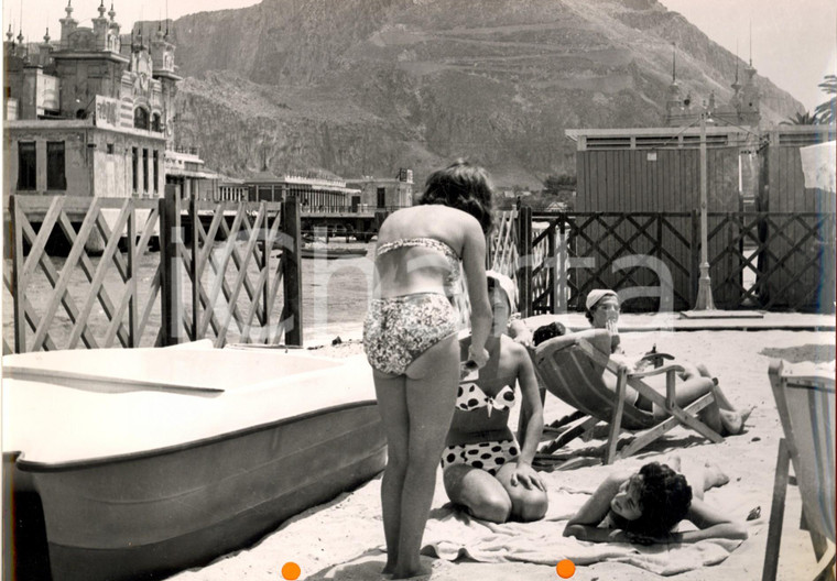 1960 ca PALERMO MONDELLO Modelle si rilassano in spiaggia *Foto Alfredo URSO