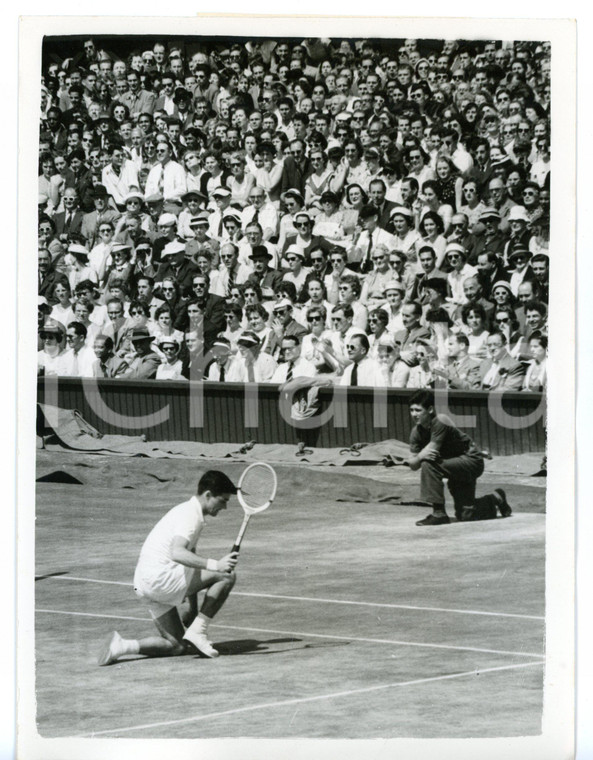 1956 LONDON WIMBLEDON - TENNIS Ken ROSEWALL trying to reach a shot *Foto 15x20