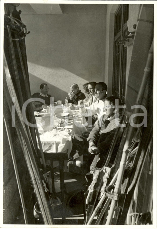 1930 ca CORTINA D'AMPEZZO (BL) Sciatori durante il pranzo in un rifugio *Foto