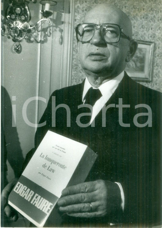 1977 PARIS Presidente Edgar FAURE vince premio letterario Historia *Fotografia