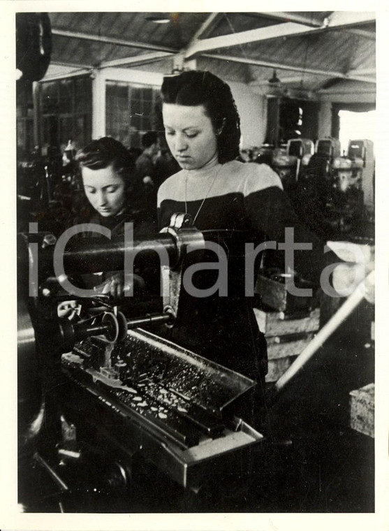 1940 ca WW2 AREA LOMBARDA Donne al lavoro all'oleosa fresatrice *Foto