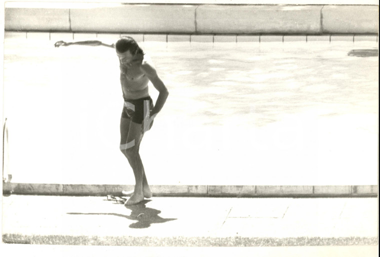 1970 ca ITALIA Ritratto del produttore Alfredo CERRUTI in piscina - Foto 30x20