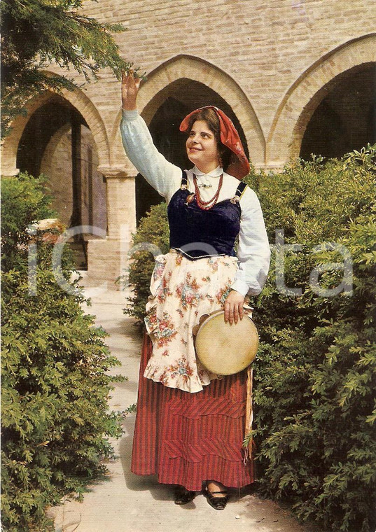 1965 ca ABRUZZO Donna in costume tipico con tamburello *Cartolina FG VG
