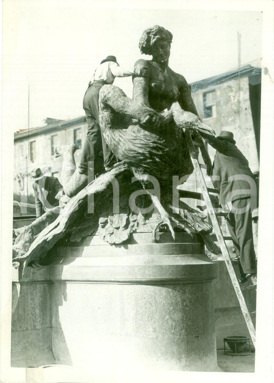 1938 ROMA Operai puliscono Fontana delle Naiadi in PIAZZA ESEDRA *Fotografia