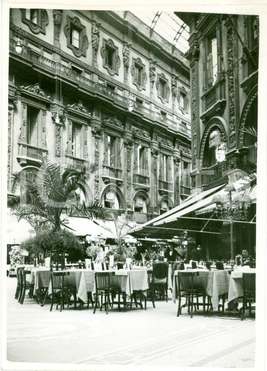 1939 MILANO Caffé SARTI in Galleria VITTORIO EMANUELE deserto a Ferragosto