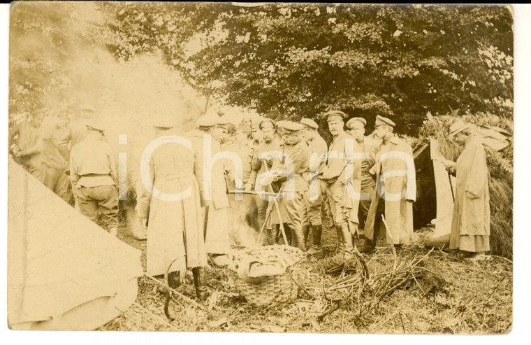 1915 ca WW1 FRANCIA Un arrosto improvvisato per i soldati della fanteria *Foto