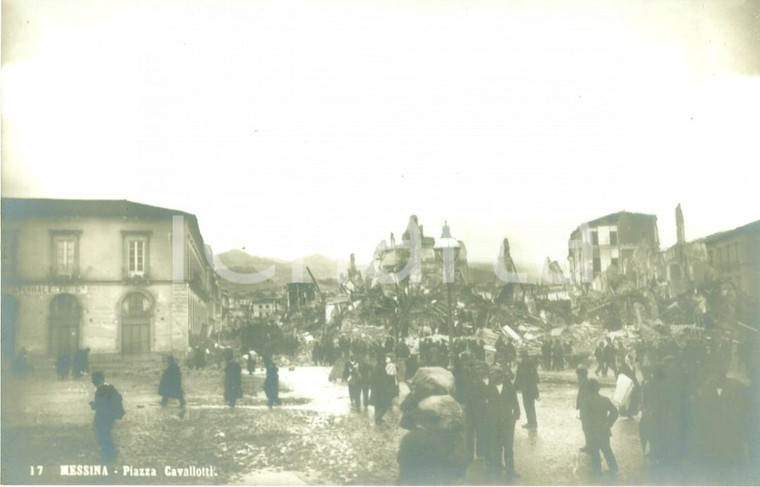 1920 ca MESSINA TERREMOTO Superstiti in Piazza CAVALLOTTI *Cartolina FP NV