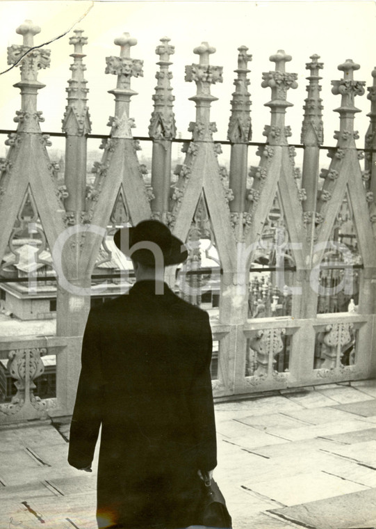 1950 ca MILANO Sacerdote passeggia su terrazza DUOMO *Fotografia 30 x 24 cm