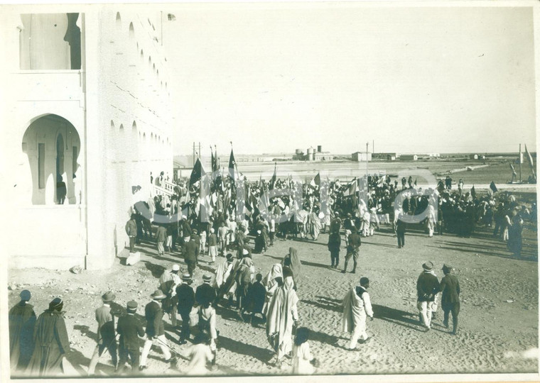 1930 ca BENGASI (LIBIA) Indigeni manifestano al Palazzo Governo Coloniale *FOTO