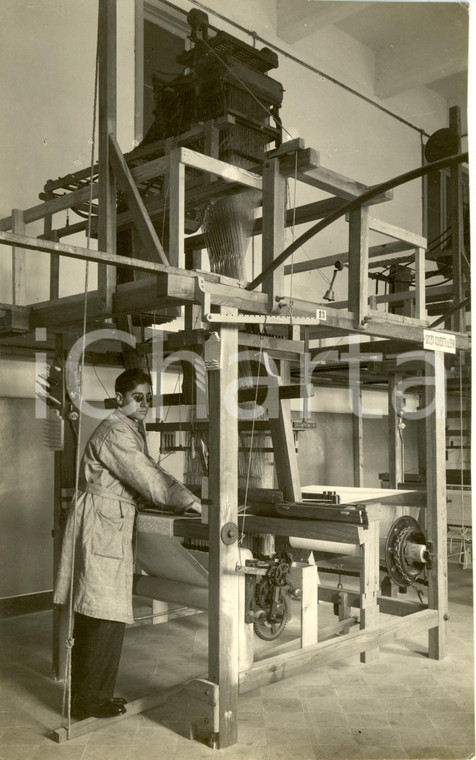 1931 MILANO Istituto dei CIECHI - Tessitore lavora al telaio *Fotografia