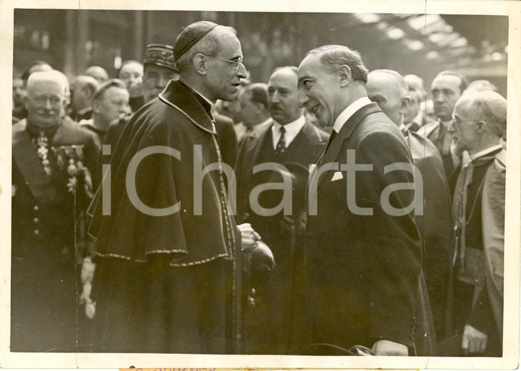 1937 LIONE (F) Eugenio PACELLI accolto alla stazione da Yvon DELBOS *Fotografia