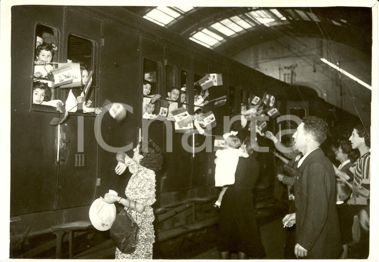 1935 ca MILANO Stazione Centrale Figli dipendenti ISOTTA FRASCHINI partono *Foto