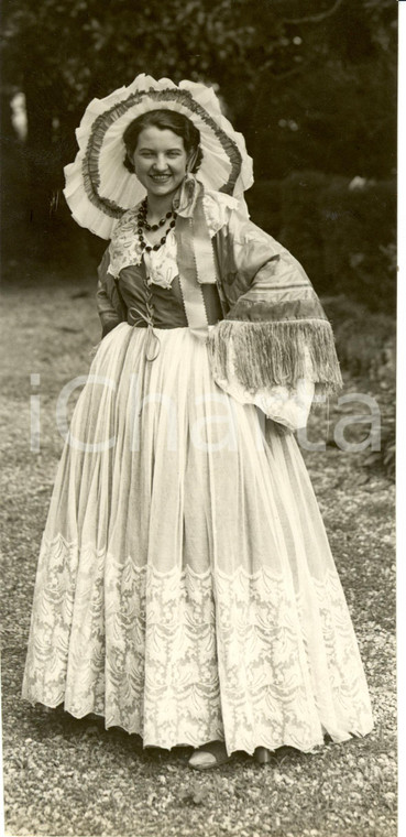 1935 MILANO Parco SEMPIONE Donna in costume tradizionale *Fotografia