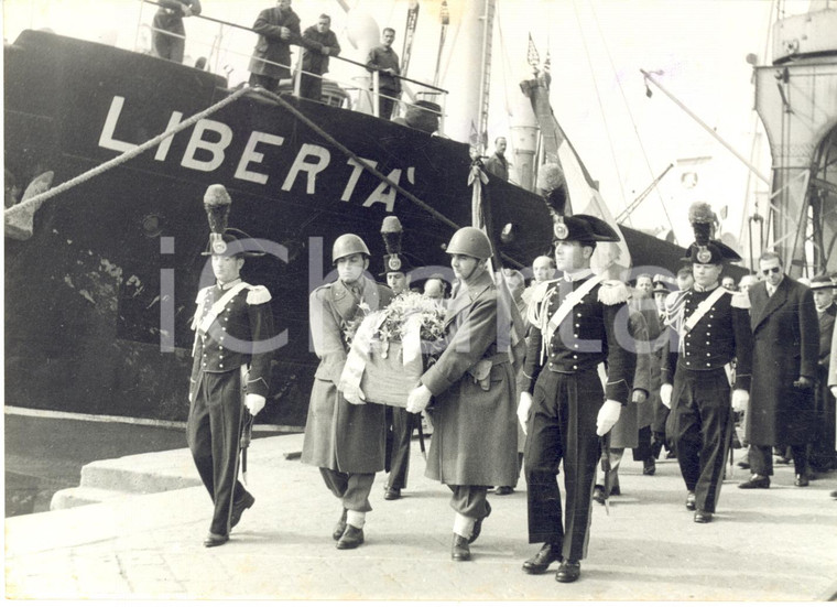 1955 GENOVA Sbarco salma Alberto LOLLI GHETTI da nave LIBERTA' - Onori militari