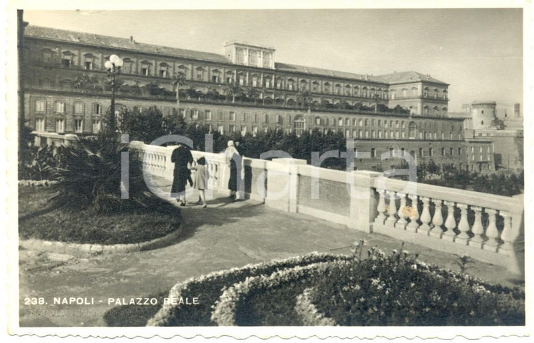 1941 NAPOLI Palazzo Reale dai giardini *Cartolina postale ANIMATA FP NV