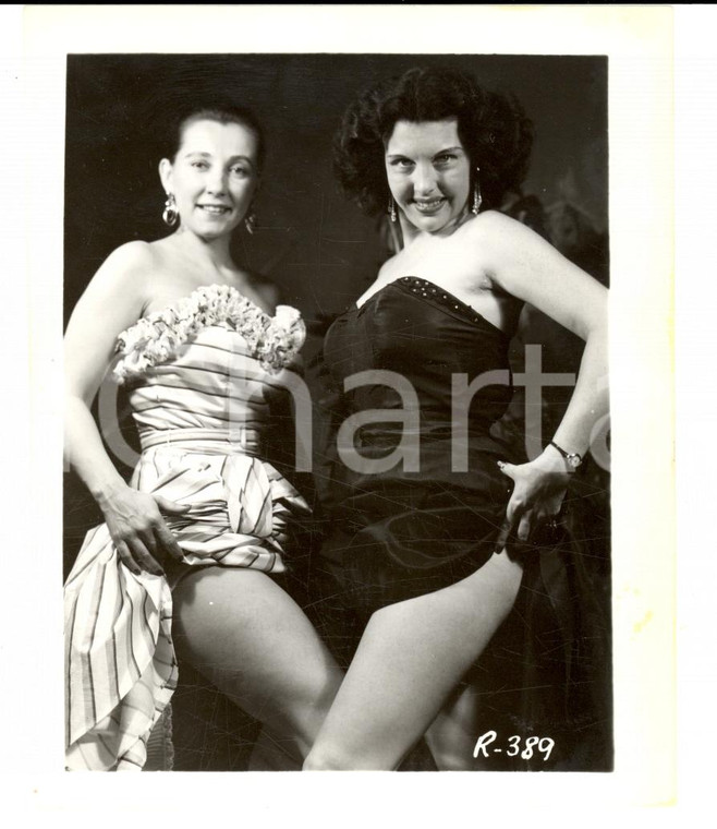 1965 ca USA - EROTICA VINTAGE Two mature women raising skirts *PHOTO