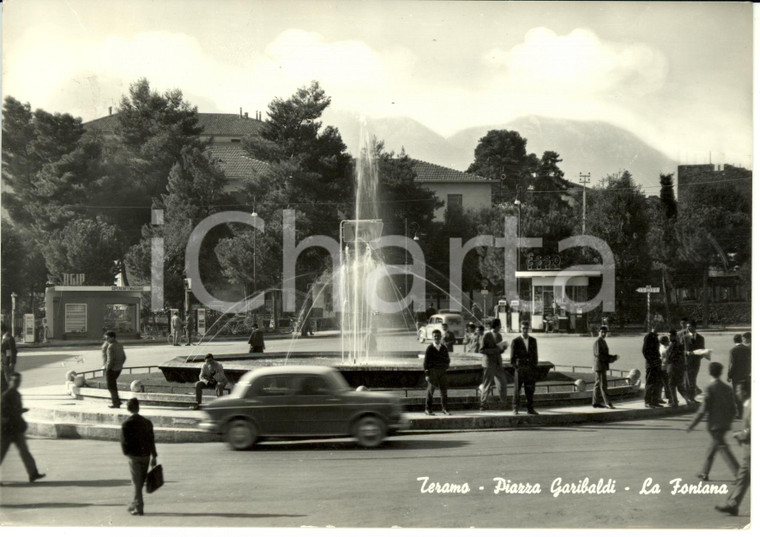 1961 TERAMO Piazza Garibaldi - la fontana - AGIP *Cartolina postale FG VG