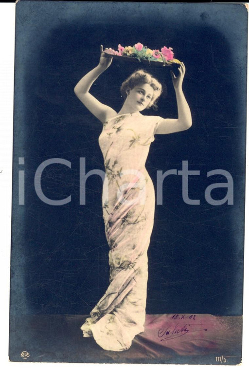 1902 TEATRO Giovane attrice con piatto di fiori  VINTAGE *Cartolina NPG FP VG