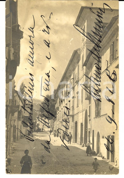 1926 ALFEDENA (AQ) Una via animata *Cartolina Arturo DE AMBRIS Autografo