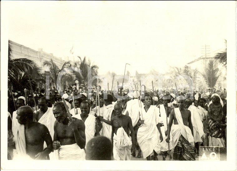 1936 AOI MOGADISCIO (SOMALIA) Popolo somalo acclama Rodolfo GRAZIANI *Foto LUCE