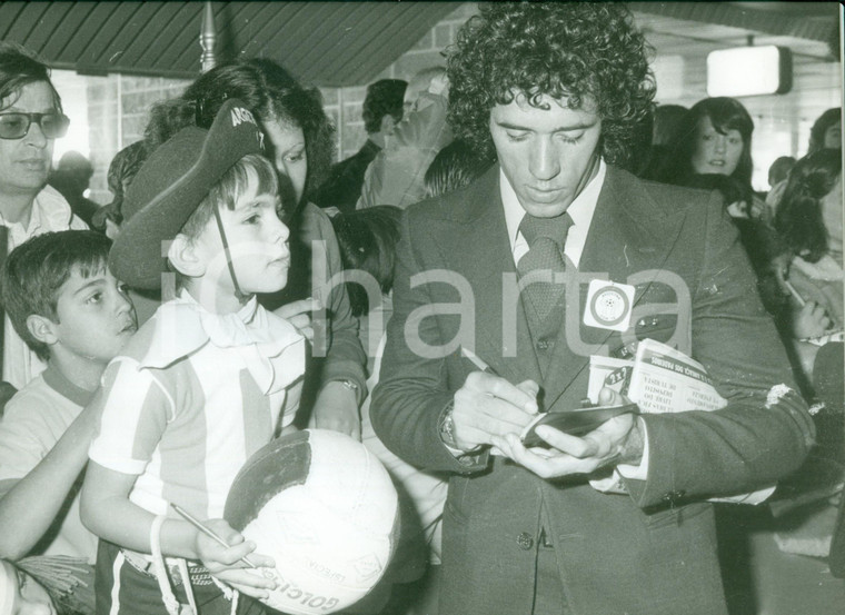 1978 BRASILE Calcio MONDIALI Abel BRAGA firma autografi ai bambini *Fotografia