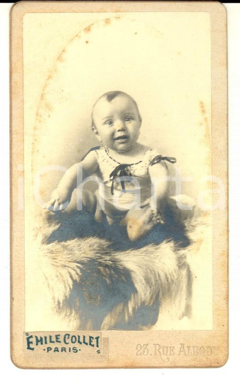 1900 ca PARIS Ritratto di bambino su un pellicciotto *Foto Emile COLLET CDV