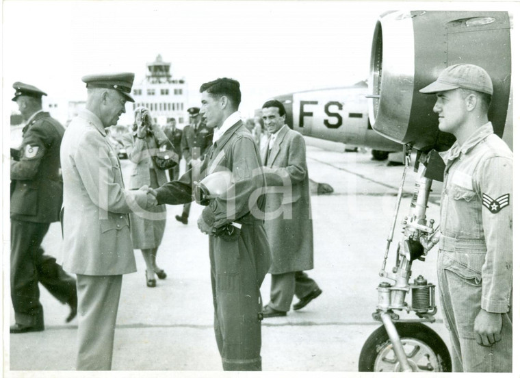 1951 BERLIN Dwight EISENHOWER con pilota DUSENJAGER TYP F-84 *Fotografia