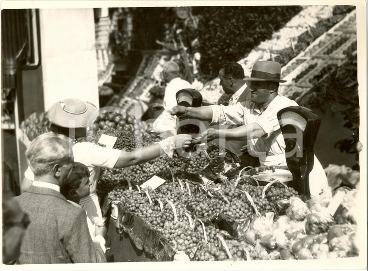 1934 MILANO Festa della Frutta - Clienti in coda per l'acquisto *Fotografia