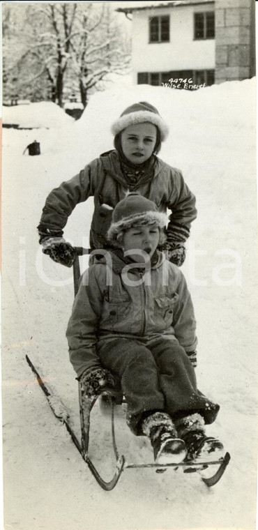 1937 OSLO SKAUGUM Astrid e Ragnhild Principesse NORVEGIA con slittino sulla neve