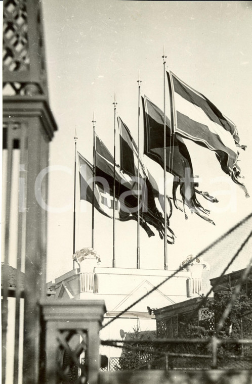 1935 MILANO Fiera Campionaria - Bandiere sventolano all'ingresso *Fotografia