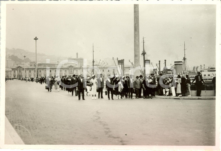 1933 GENOVA Crocieristi al porto si dirigono verso nave GIULIO CESARE *Foto