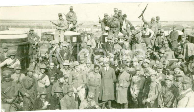 1935 BENGASI (LIBIA) Il gruppo dei soldati volontari *Fotografia DANNEGGIATA
