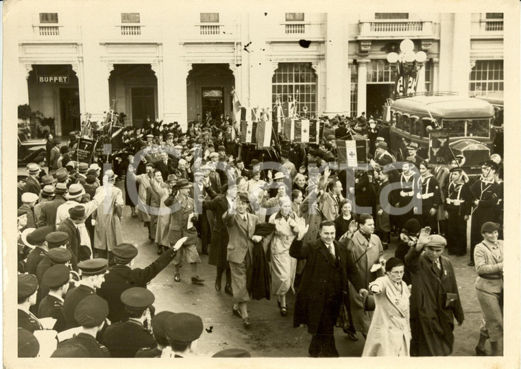 1937 GENOVA Dopolavoristi TEDESCHI accolti da gagliardetti italiani *Fotografia