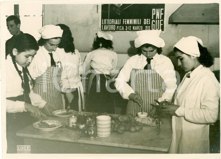 1941 PISA Perfette massaie ai LITTORIALI Femminili del Lavoro *Fotografia