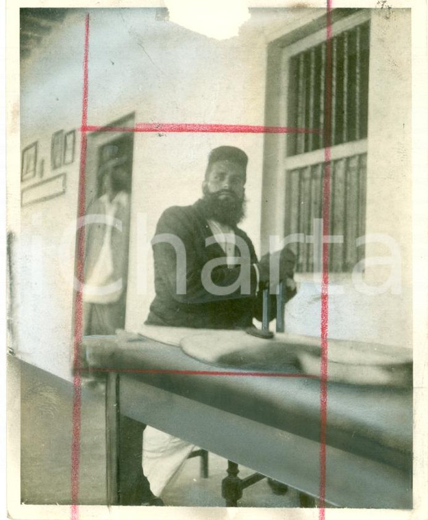 1930 ca GIUBALAND (SOMALIA) Artigiano indigeno di CHISIMAIO *Fotografia