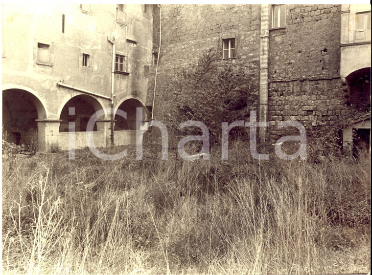 1970 ca ACQUAPENDENTE (VT) Convento SAN FRANCESCO Chiostro abbandonato *Foto