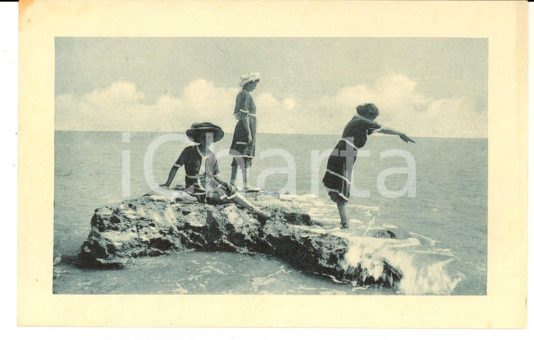 1930 ca COSTUMI Tre giovani bagnanti su uno scoglio *Cartolina FP NV