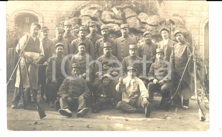 1915 ca WW1 FRANCE Soldati 115° rgt. fanteria posano con baionette e fotografo