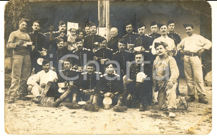 1912 CAMP DE LA VALBONNE (F) Ufficiali con le gavette in cortile *Foto FP