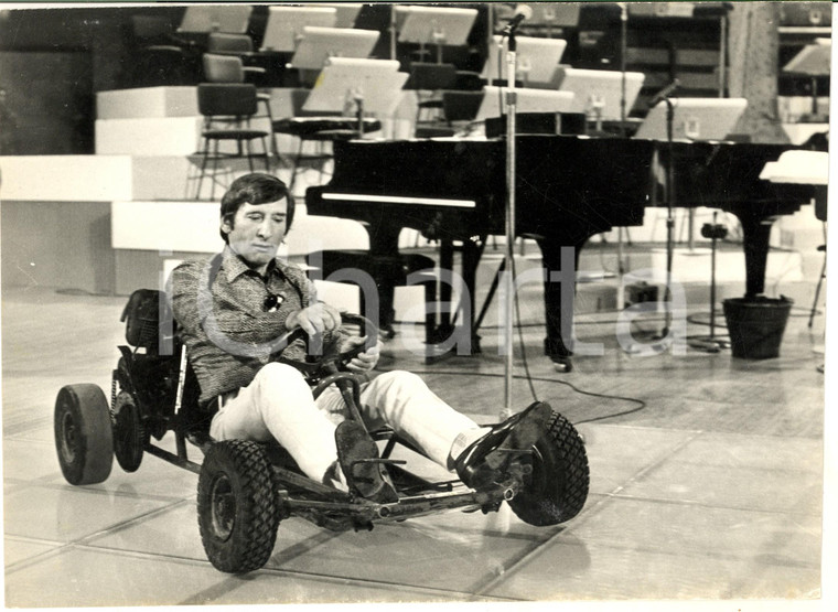 1970 ca TV ITALIA Renato RASCEL pilota un kart in studio *Foto 27x20 cm