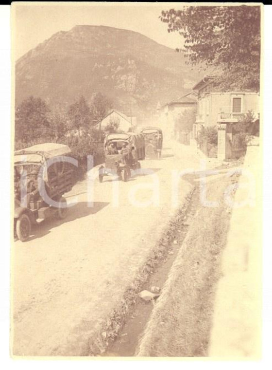 1916 WW1 ZONA DI GUERRA Colonna di mezzi militari in un paese *Foto 6x8 cm