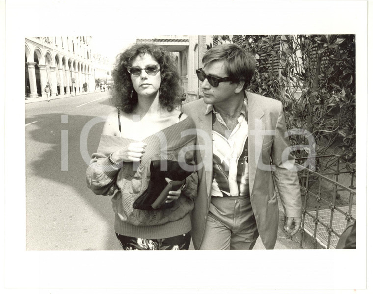 1985 ca VENEZIA Stefania SANDRELLI a passeggio con Giovanni SOLDATI *Foto 25x20