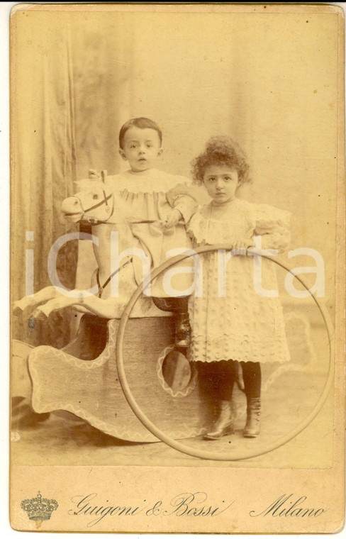 1910 ca MILANO Ritratto di due bambini con i giocattoli *Foto GUIGONI & BOSSI