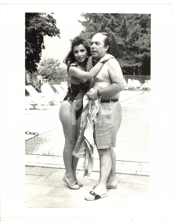 1990 ca COSTUME Lino BANFI in piscina con la figlia Rosanna ^Foto VINTAGE 20x25