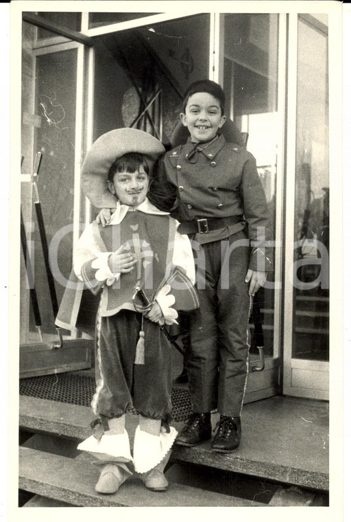 1960 MILANO Festa di CARNEVALE con piccolo moschettiere *Foto VINTAGE